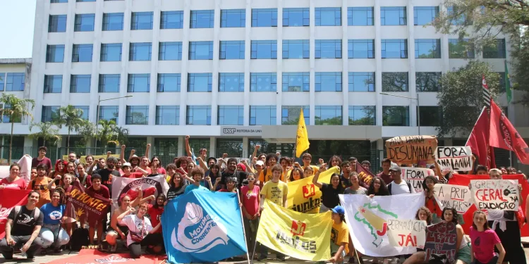Estudantes encerram greve de quase dois meses na USP