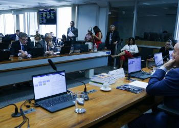 Senadores discutem ritmo de tramitação da PEC do fim da escala 6×1